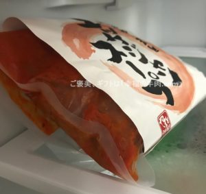 ユッケジャンスープを冷蔵庫でじっくり時間をかけて解凍している写真