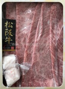 松商オンラインショップの松阪牛肩ロースすき焼きの入れ物を開けた時の写真