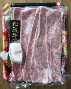 松商オンラインショップの松阪牛肩ロースすき焼きのトレーとお肉の写真