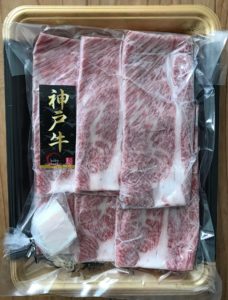 松商オンラインショップの神戸牛肩ロースすき焼きのトレーとお肉の写真