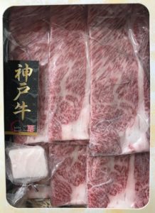 松商オンラインショップの神戸牛肩ロースすき焼きの入れ物を開けた時の写真
