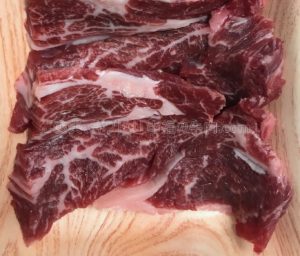 ミートマイチクの豊西牛霜降りカルビ生肉の見た目の写真