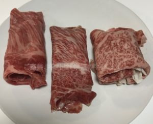 松商「関西三大和牛（松阪牛・神戸牛・近江牛）肩ロースすき焼き」生肉の写真