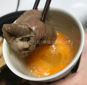 松商オンラインショップの松阪牛肩ロースすき焼きと溶き卵の写真