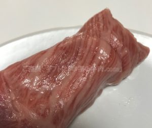 松商オンラインショップの松阪牛肩ロースすき焼きの小分け開封後の生肉の写真