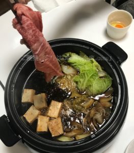 松商オンラインショップの松阪牛肩ロースすき焼きの鍋投入時の写真