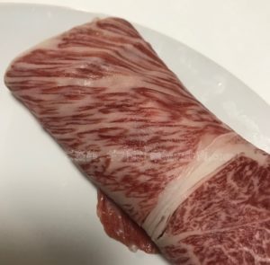 松商オンラインショップの神戸牛肩ロースすき焼きの小分け開封後の生肉の写真