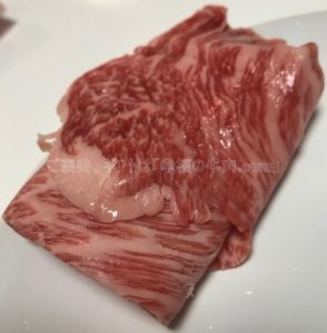 さかのの米沢牛肩ロース特選すき焼き小分け開封後の生肉の写真