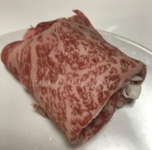 松商オンラインショップの近江牛肩ロースすき焼きの小分け開封後の生肉の写真