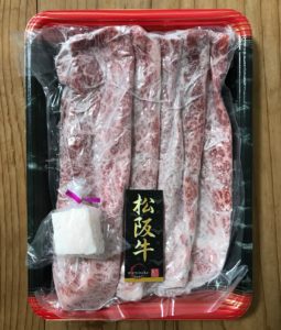 松商の松阪牛モモすき焼きのトレーとお肉の写真