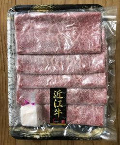 松商の近江牛モモすき焼きのトレーとお肉の写真