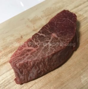 特選松阪牛やまとのランプステーキの解凍後の生肉の写真