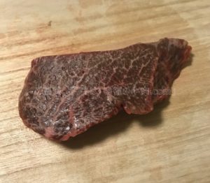 特選松阪牛やまとの芯芯ステーキの解凍後の生肉の写真