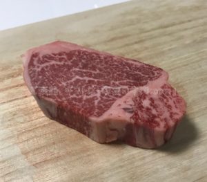 神戸牛専門店神戸ぐりる工房のシャトーブリアンステーキの解凍後の生肉の写真