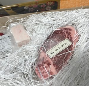 神戸牛専門店神戸ぐりる工房の神戸牛シャトーブリアンステーキの解凍前（桐箱に入っている状態）の写真